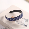 Funkelndes Strass-Stirnband mit blau-silbernen Diagonalstreifen und rutschfesten Innenzähnen - Gestreift Königs Hellblau AB