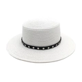 Détail d'un chapeau de paille blanc avec ruban en cuir noir orné de clous métalliques - M (56-58cm) / Blanc pur