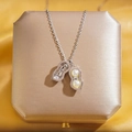 Collier cacahuète ouvrant avec perles et zircons sur chaîne argentée élégante - Petite arachide perlée argentée