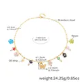 Dettaglio di una collana in acciaio inossidabile con pendenti a farfalla e fiori in resina - Stile Farfalla Dorata (P2186)