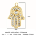 Goldener Hamsa-Anhänger aus Edelstahl mit Strasssteinen und Größenangaben im Detail - Edelstahl + Strass / Goldene Hand der Fatima