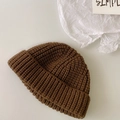 Primer plano del gorro de punto marrón con textura de canalé gruesa y borde doblado suave - Talla Única Niño / café