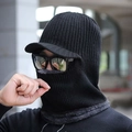 Herren Winter Balaclava Mütze in Schwarz mit dickem grauem Plüschfutter und Visier - Vertikaler Streifen mit Krempe / Schwarz