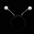 Detail von Alien-Haarreif mit Feder-Silberpailletten-Kugeln und LED-Power-Schalter - Weiß
