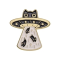 Spilla smaltata UFO con tre gatti neri e cornice dorata su sfondo bianco puro - Stile Rapimento Gatto UFO (XZ9952)