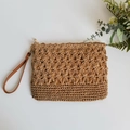 Pochette in paglia intrecciata marrone chiaro con cerniera e cinturino da polso - Cachi