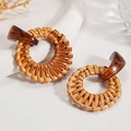 Orecchini bohémien rotondi in rattan intrecciato con dettagli in resina ambrata su vassoio - Perno in Argento - Caffè Cerchio
