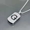 Vue détaillée du collier en acier inoxydable argenté avec pendentif lettre G ajouré - Lettre G / Argent
