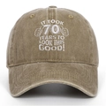 Gros plan de la broderie sur casquette en coton délavé pour le 70e anniversaire - 70ème anniversaire / Kaki