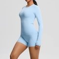 Détail de l'ensemble de sport bleu clair avec poignets passe-pouce et tissu extensible - Bleu Ciel