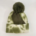 Détail du bonnet en tricot tie-dye vert et blanc avec pompon en fausse fourrure et revers - Vert Foncé