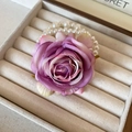 Chouchou fleur rose violette avec double rangée de perles blanches sur plateau velours - 64# Chouchou Rose Violette avec Chaîne en Perles