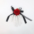 Gothic Haarspange mit weißer Skeletthand, roter Rose und schwarzen Spitzenschleifen - Weißes Skelett Hand - Bogenstil / Weiß