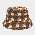 Close-up of thick teddy velvet material and check pattern on the warm bucket hat - M (56-58cm) / Houndstooth Camel