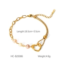 Detail eines vergoldeten Edelstahl-Armbands mit drei Perlen und einem Herzanhänger - Gold Herz Perle Stil (HC-B20086)