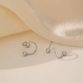 Detaillierte Makroansicht des S925 Sterling Silber Spirallohrrings mit polierten Kugeln - Kugel Paar