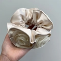 Detail van een crèmekleurige satijnen scrunchie met gelaagde 3D tule rozenbloemen - Crèmewit / Dubbellaags 6 Rozen