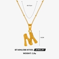 Collier lettre M en acier inoxydable doré avec texture bambou et détails de taille - Lettre M (Or)