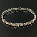 Bracciale geometrico bicolore a forma di V placcato oro con maglie argentate testurizzate - Bracciale a Freccia Bicolore SL540