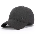 Casquette de baseball gris foncé avec texture tricotée et broderie sur fond blanc - Gris