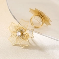 Bague fleur dorée ajustable avec strass étincelant au centre et pétales creux - Style Diamant Creux Texture Horizontale (KR113315-SP)