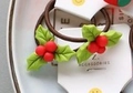Weihnachts-Haargummis-Set mit roten Stechpalmenbeeren und grünen Blättern auf weißem Teller - Stechpalmen-Stil (4# Haargummi Paar)