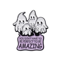 Spilla smaltata fantasma con striscione viola e testo ispiratore per Halloween - Stile Citazione Fantasma (QHXZ063)