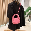Sac nuage froncé rose en cuir grainé avec poignée ronde et bandoulière amovible - Rose