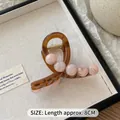 8cm Bernstein Haarklammer aus Harz mit rosa Marmorperlen in einer Schmuckschale - Rosa Perlen Haarklammer