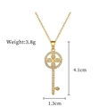 Dettaglio del ciondolo a chiave dorata con intarsio floreale in zirconi e misure esatte - Stile Quadrifoglio Chiave d'Oro (C106)