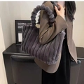 Détail du sac cabas en peluche grise avec poignée à pompons porté à l'épaule du modèle - Gris foncé