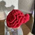 Eleganter roter Stoffrosen-Haargummi mit filigranen hohlen Blütenblättern für Damen - Klassisch / Rot