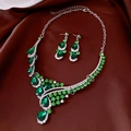 Parure de bijoux argentée avec strass verts comprenant collier et boucles d'oreilles - Parure collier et boucles d'oreilles / Argent avec strass vert (ensemble de 2 pièces)