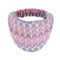 Primo piano della fascia in maglia con motivi geometrici colorati ed elastico posteriore - Rosa viola
