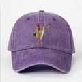 Détail du tissu en coton délavé violet et de la broderie de coq Heihei sur la casquette - Violet