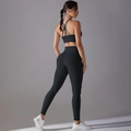 Detail van zwarte sportbeha met gekruiste rug en hoge taille sportlegging - S / Zwart