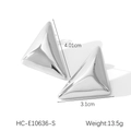 Vue détaillée des boucles d'oreilles triangles argentées de 4,01 cm et pesant 13,5 g - Triangle 3D Argenté (HC-E10636-S) / Argenté