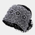 Detail der grauen Spitzen-Turbanmütze mit 3D-Blumen, Perlen und Strassstein-Akzenten - Grau