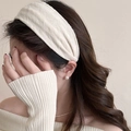 Detailopname van een brede witte kanten haarrand en pareloorbellen bij een model - Broken Wit