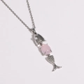 Vista macro detallada del colgante de pez plateado con gema rosa y cuerpo articulado móvil - Platino (Gema Rosa)