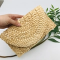 Pochette artigianale in paglia intrecciata beige con patta a semicerchio a mano - Caffè Chiaro