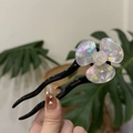 Horquilla de acetato en forma de U con pétalos 3D iridiscentes y detalle de rosa blanca - Aprox. 13cm / Blanco Sirena