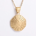 Makroaufnahme des mattgoldenen achteckigen Anhängers mit Yin-Yang-Bagua-Symbol - Tai Chi Yin Yang Anhänger Mit Kette / Gold