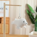 Close-up van een zachte witte zeehond pluche sleutelhanger aan een houten displaystandaard - Zeehond / 18cm