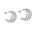 Dettaglio degli orecchini a C in argento con tre file di perle metalliche e finitura lucida - Forma C / Argento Forma C