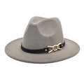 Dettaglio cappello fedora in feltro grigio con fascia in pelle nera e catena dorata - Grigio chiaro