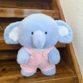 Schattige lichtblauwe pluche olifant met een roze corduroy tuinbroek en houten knopen - Olifant in Roze Tuinbroek / Roze Jurk Stijl