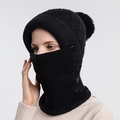 Cappuccio a maglia nero da donna con fodera in pile, pompon di pelliccia e bottoni decorativi - Nero