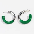 Vue détaillée de boucles d'oreilles argentées en C avec résine verte sur fond blanc - Vert Blanc Or