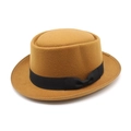 Vista laterale del cappello pork pie in lana cammello con nastro nero decorativo - Cachi